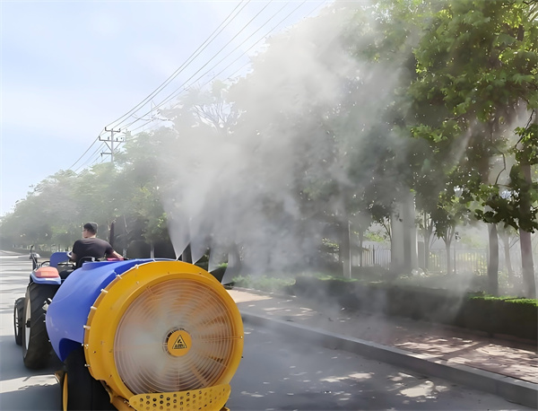 Miért részesítik előnyben a gyümölcsös gazdálkodók a vontatott gyümölcsös permetezőt? Időtakarékos és alapos gyümölcsfavédelem